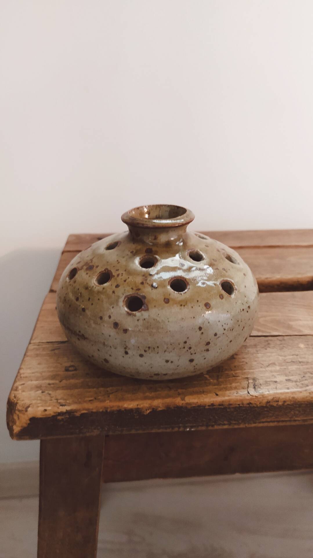 Vase pique fleurs en grès pyrité