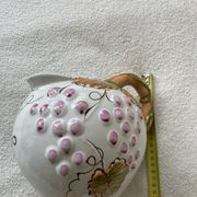 Pichet en barbotine raisin