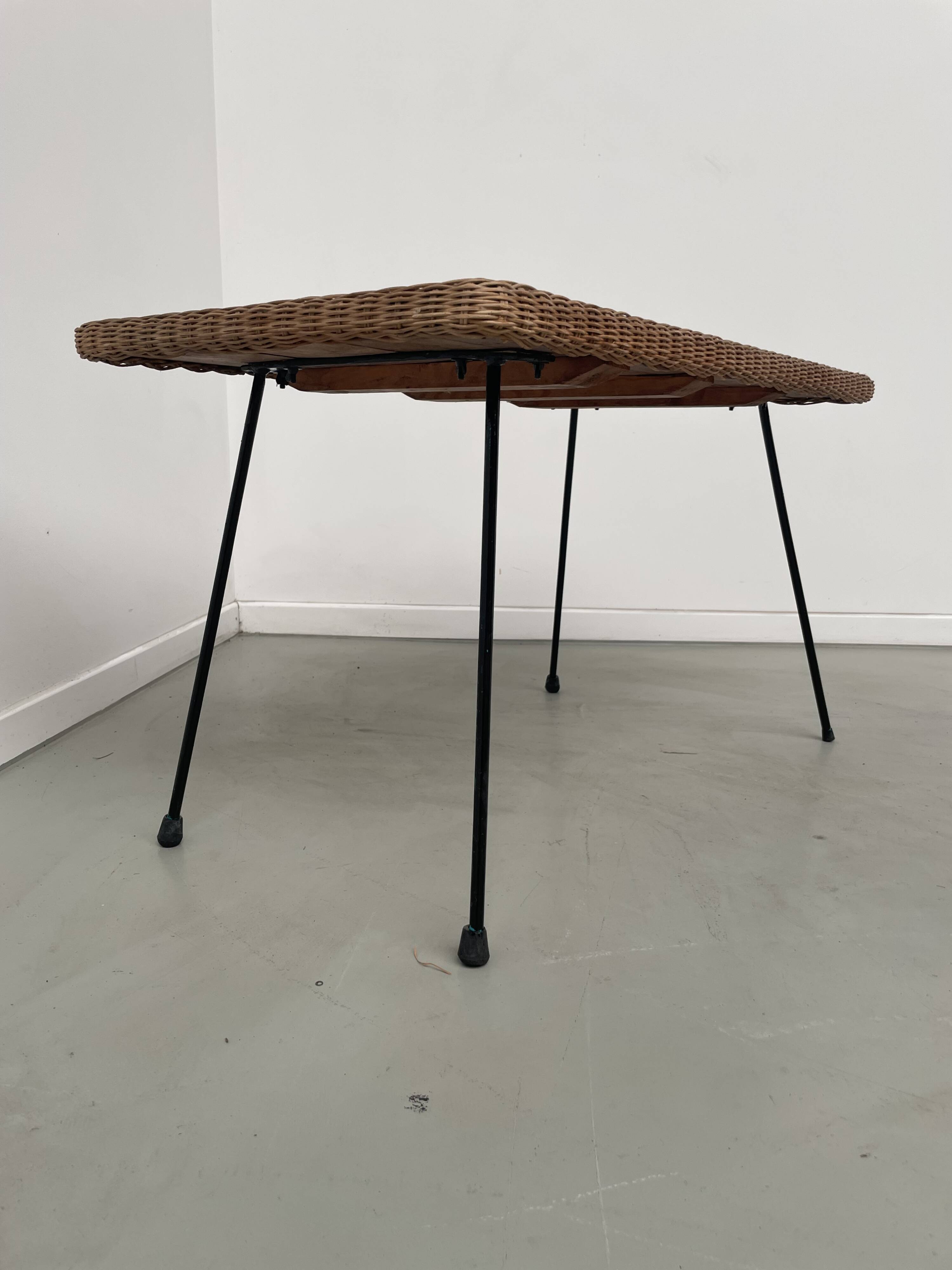 Table basse osier tressé et métal 1960