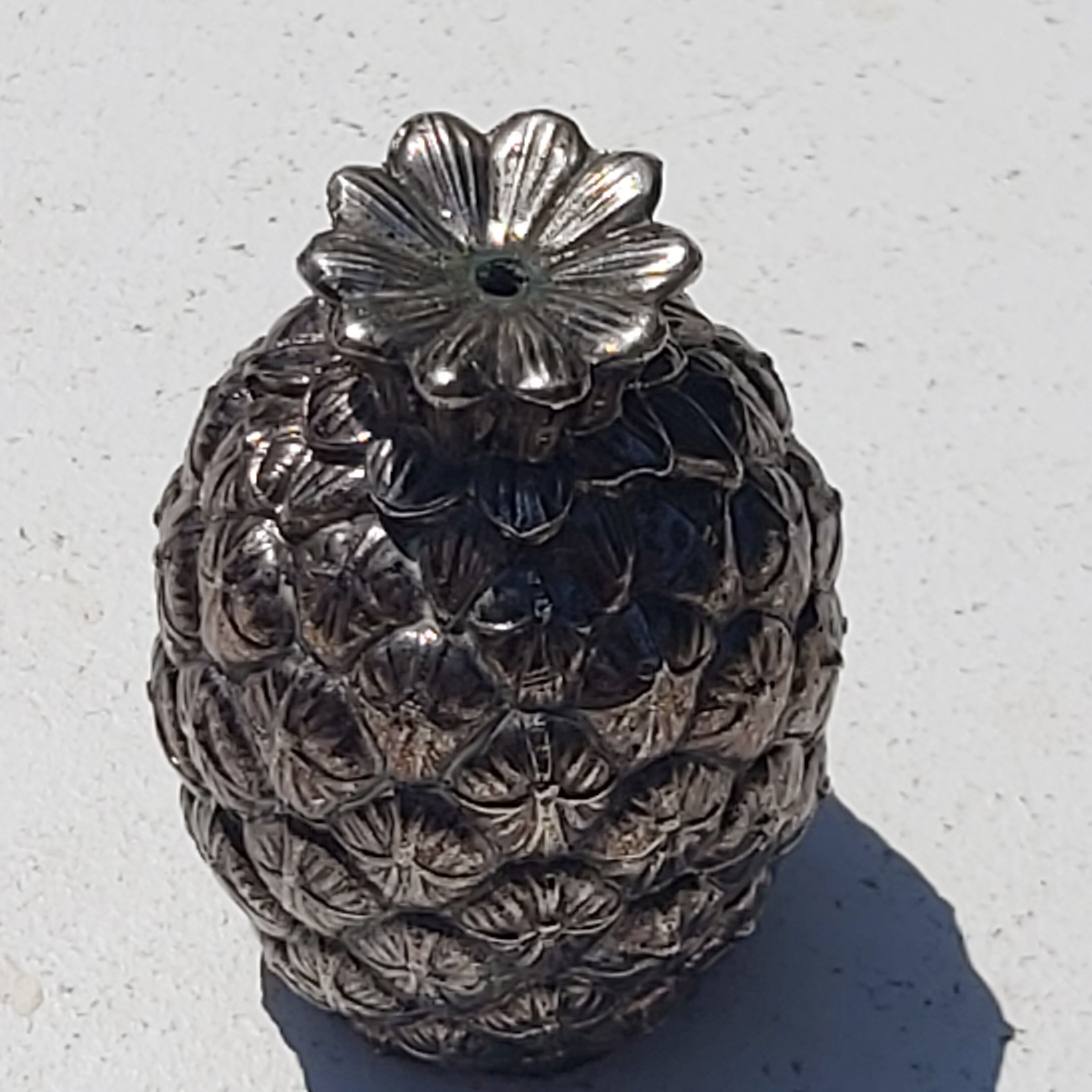 Salt and pepper pineapple silver metal