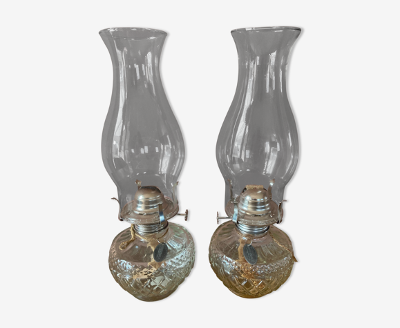 Deux lampes à huile Riverdale, y compris des mèches.