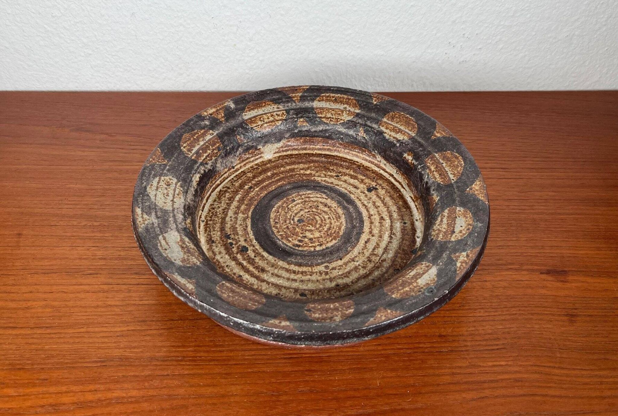 Large studio pottery bowl from the mid-century by Lisbeth Sallingboe for Jelling Keramik, 1960s.