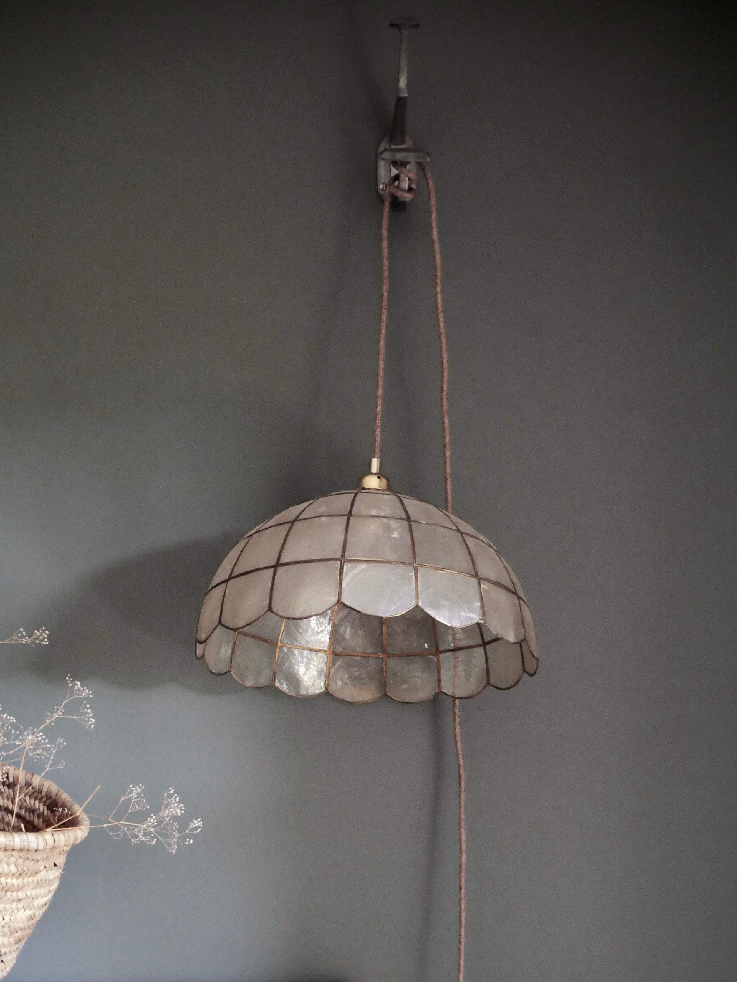 Mother-of-pearl suspension