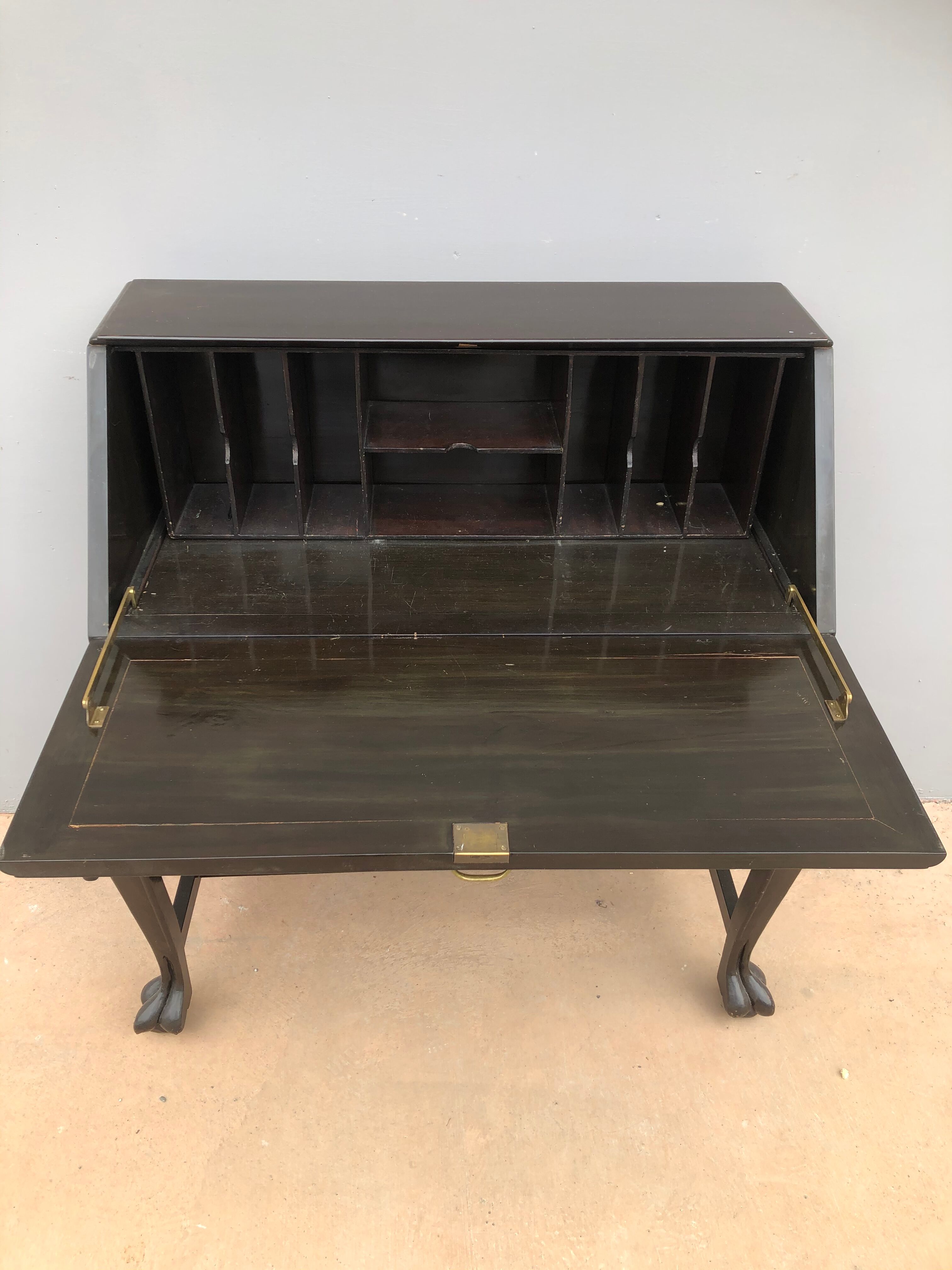 Slope office with asian decorations from the 1950s