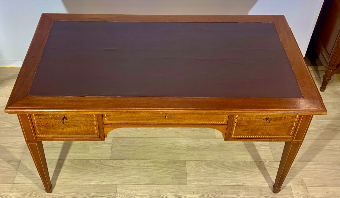Bureau style Louis XVI, marqueterie de bois précieux