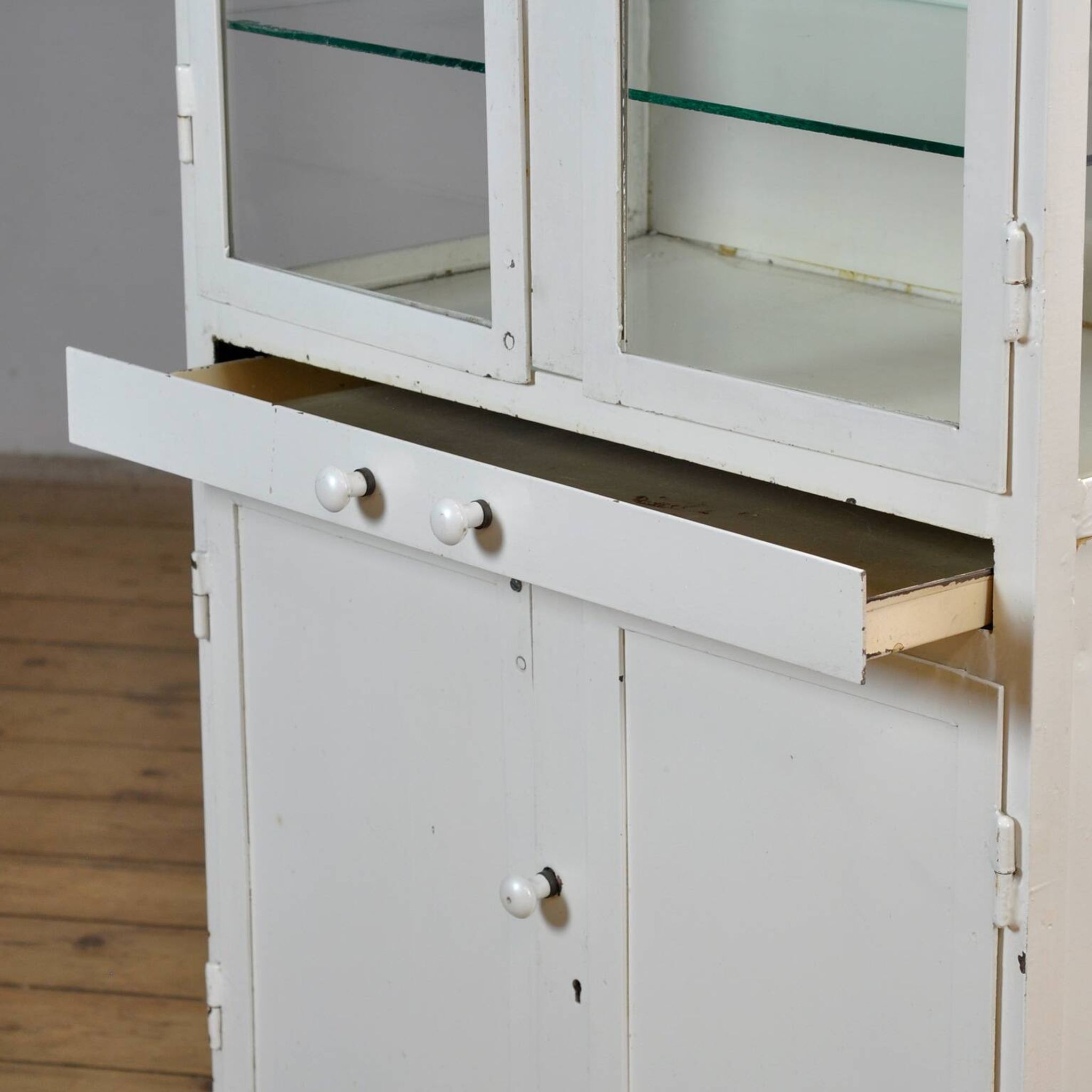 Armoire à pharmacie en fer, années 1950