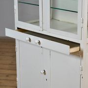 Armoire à pharmacie en fer, années 1950