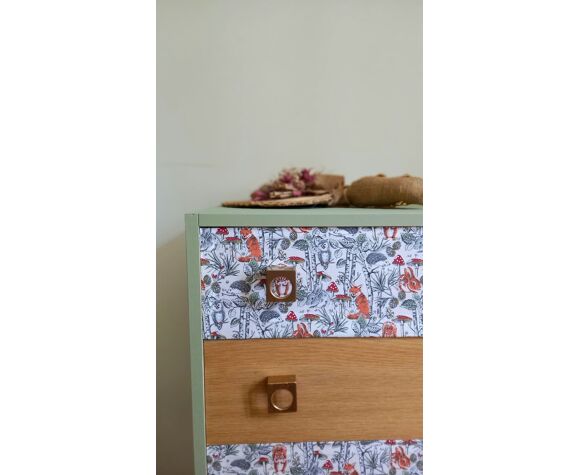 Chest of drawers with spindle feet