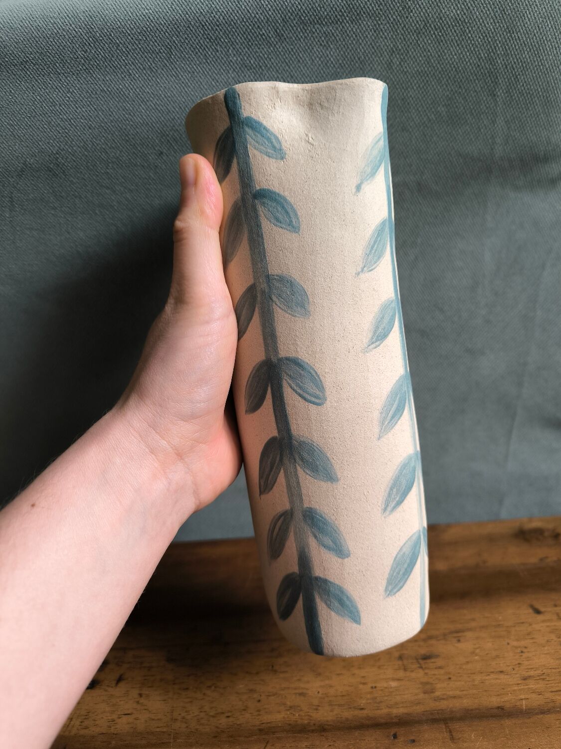 Pichet carafe in unglazed stoneware with a leaf pattern, stamped with the manufacturer's mark.