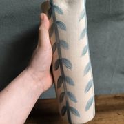 Pichet carafe grès brut motif feuille végétal estampillé fabrication a