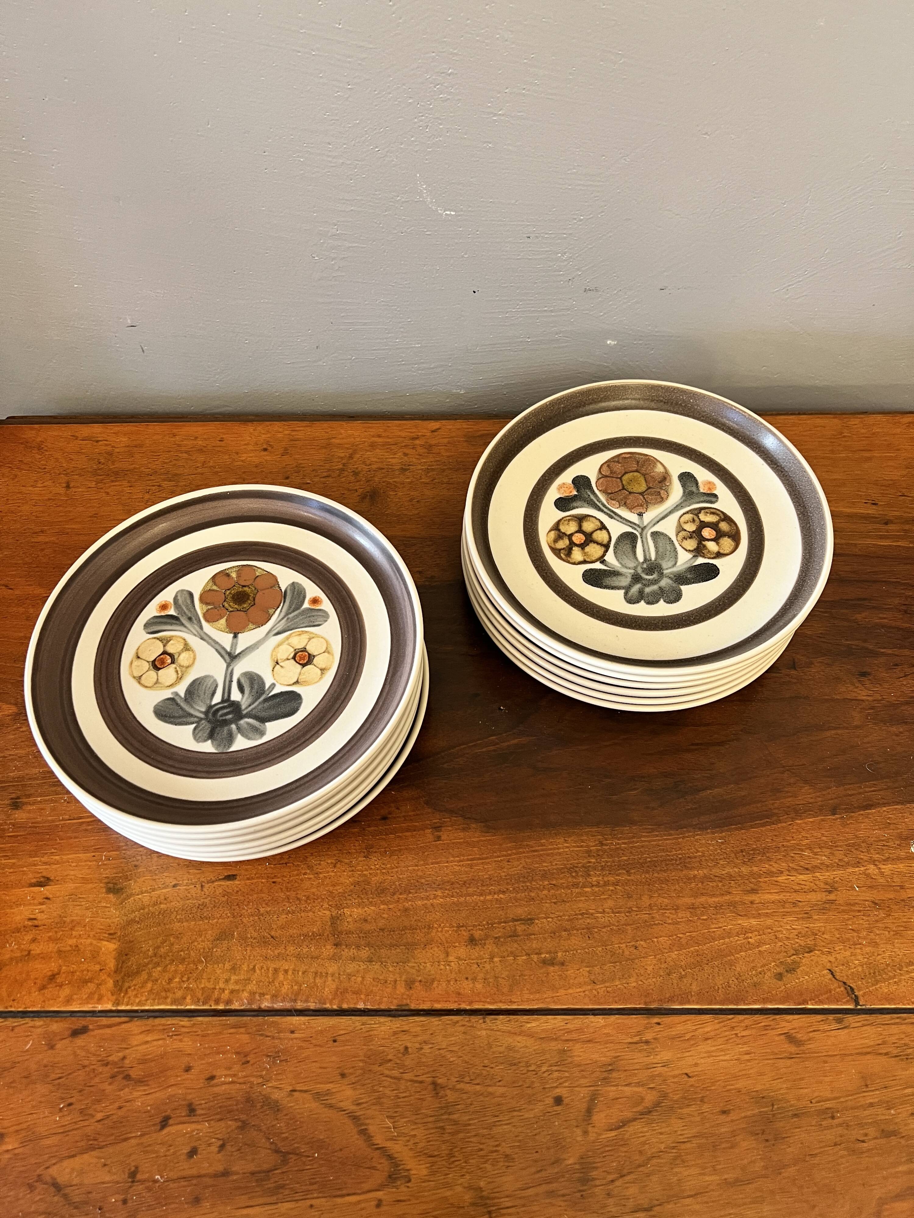 BHV - 6 flat plates in antique stoneware, England