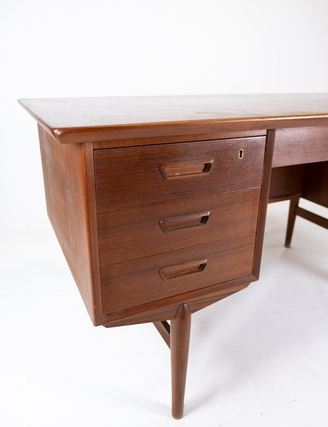 Desk in teak of danish design from the 1960s