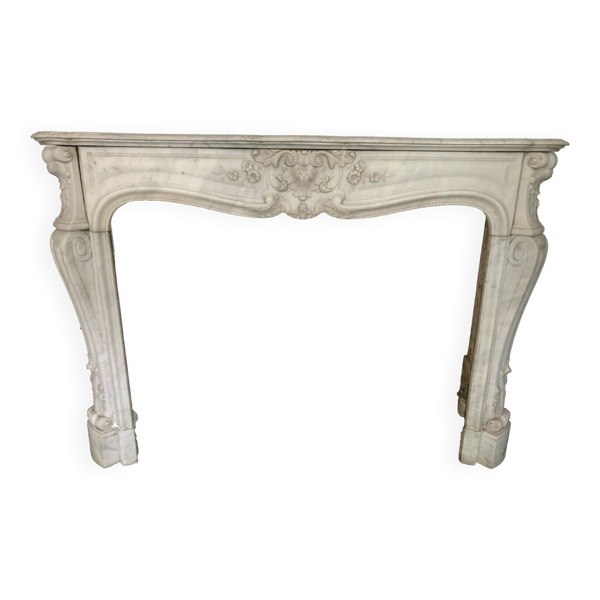 Cheminée de style Louis XV en marbre blanc de Carrare XIX siècle