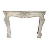 Cheminée de style Louis XV en marbre blanc de Carrare XIX siècle
