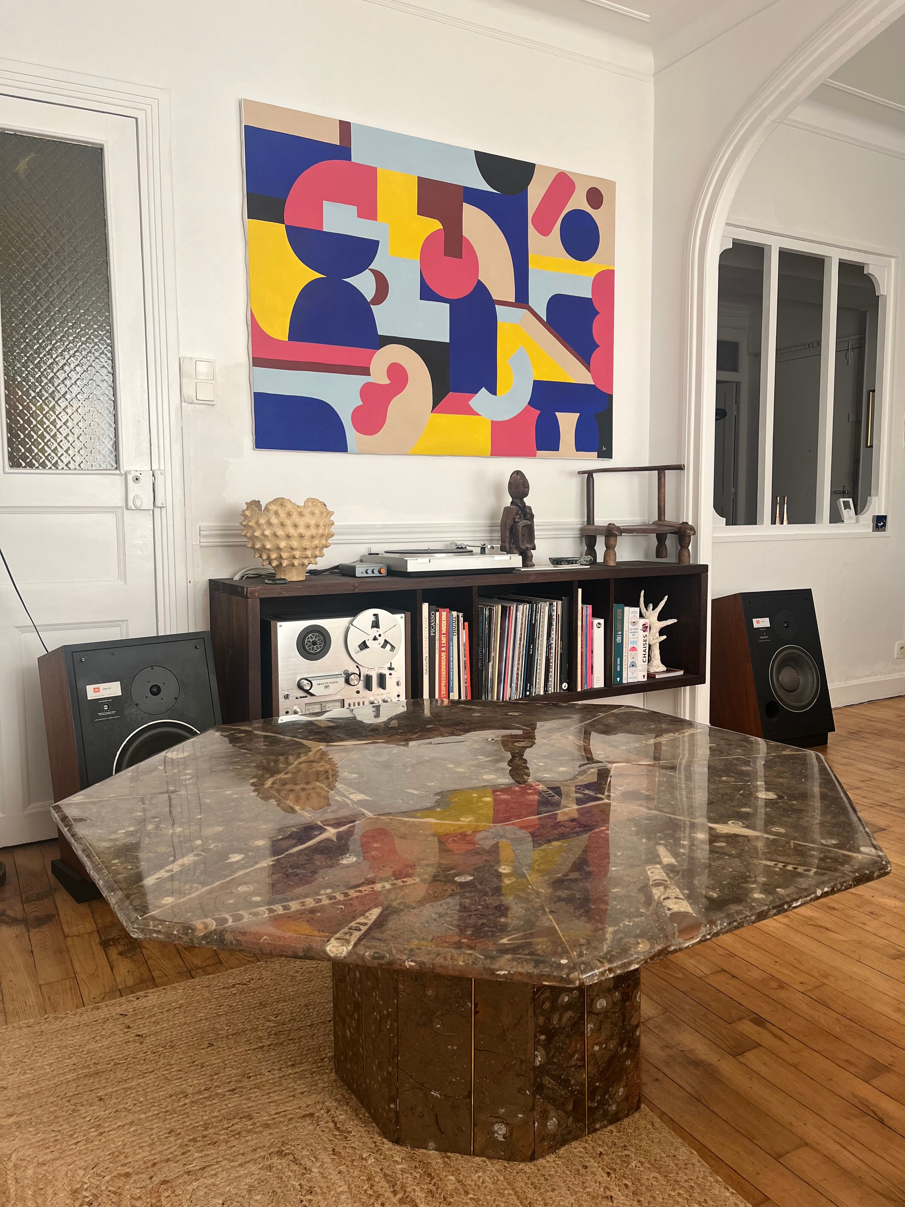 Large coffee table in fossilised marble from the 1970s.