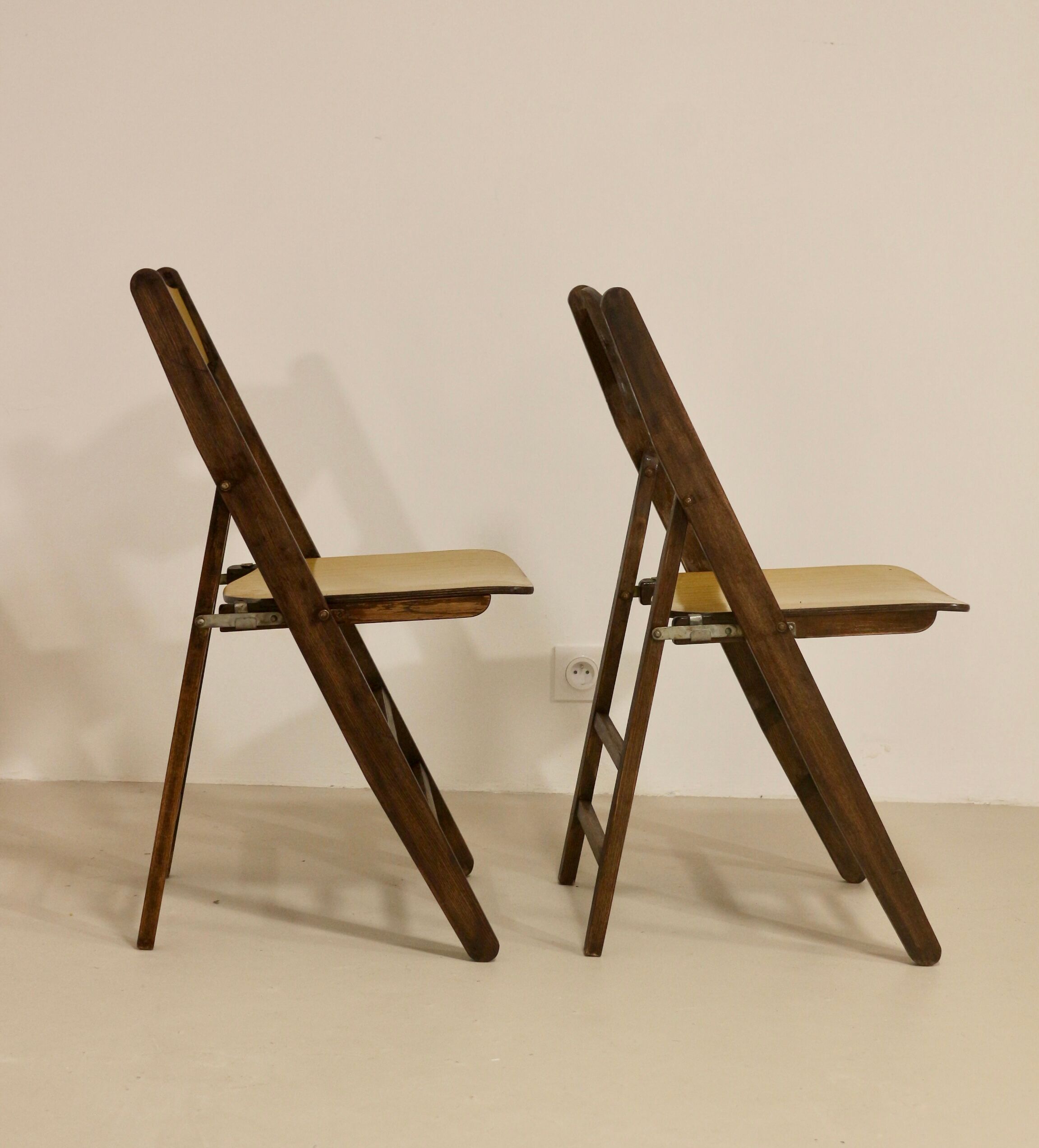 Pair of vintage folding chairs year 50 sculpted backrest.