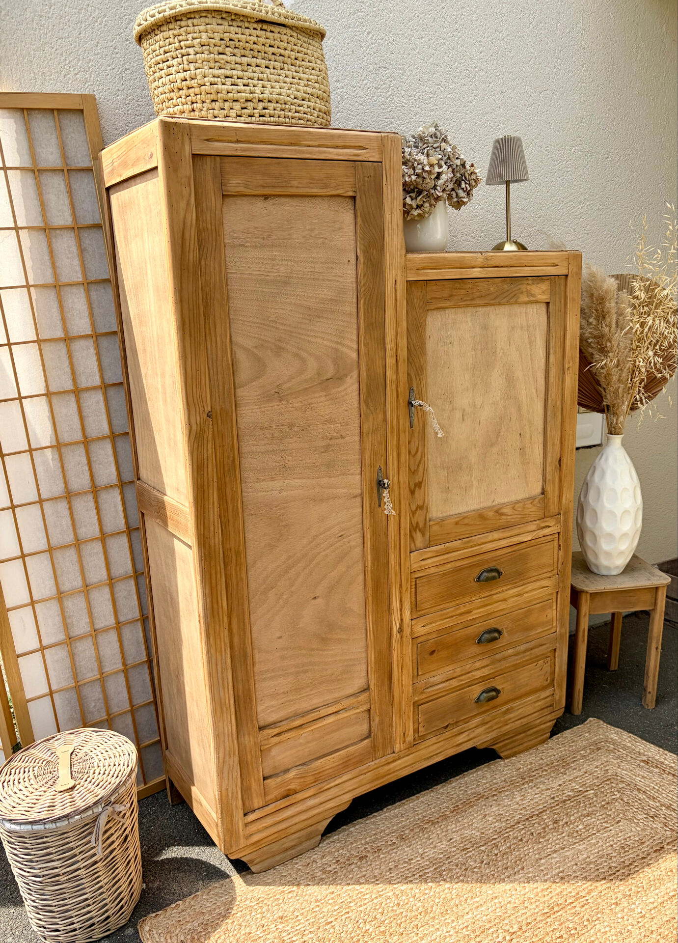 Asymmetrical wardrobe in raw wood