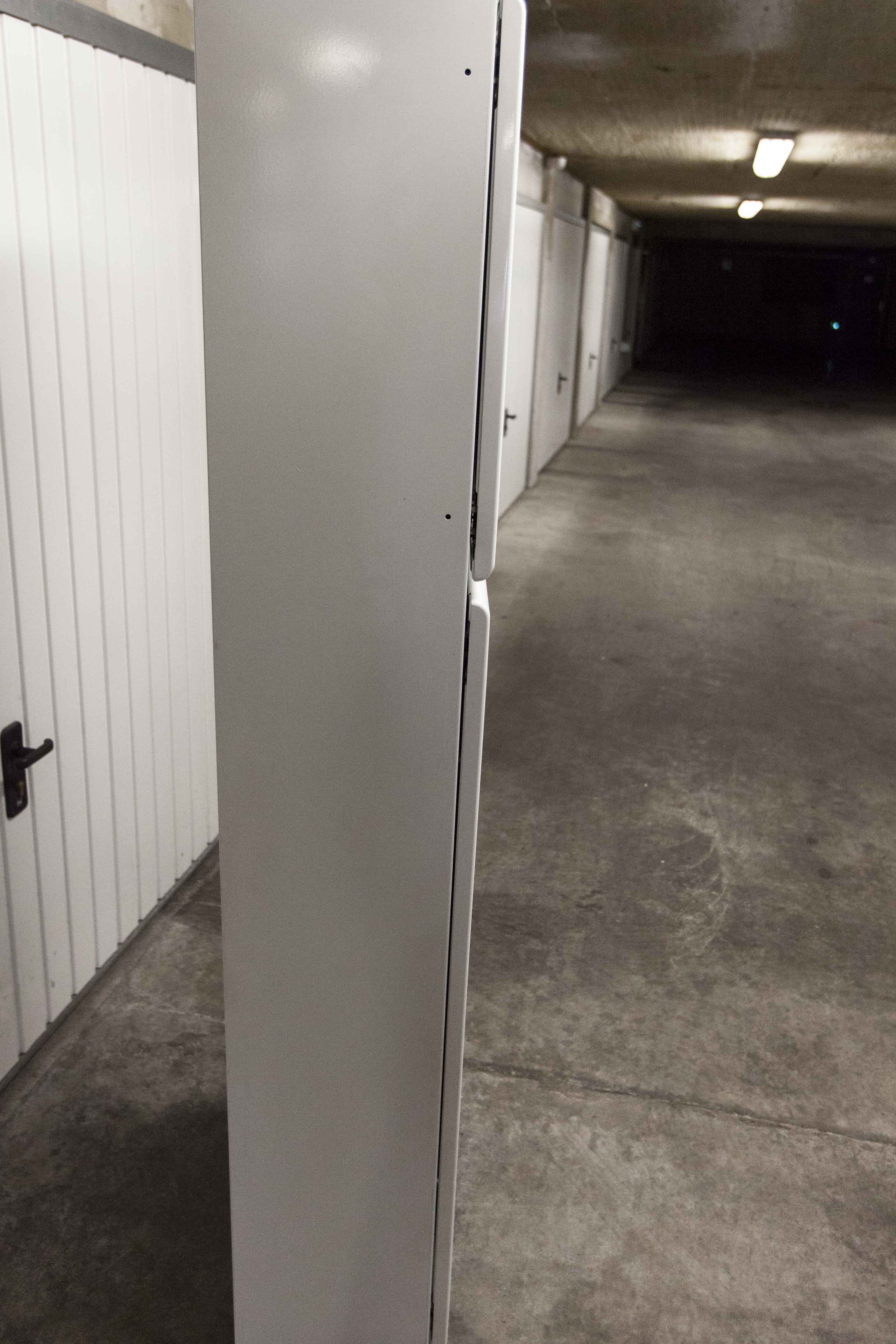 Bathroom cabinet in white metal 1960