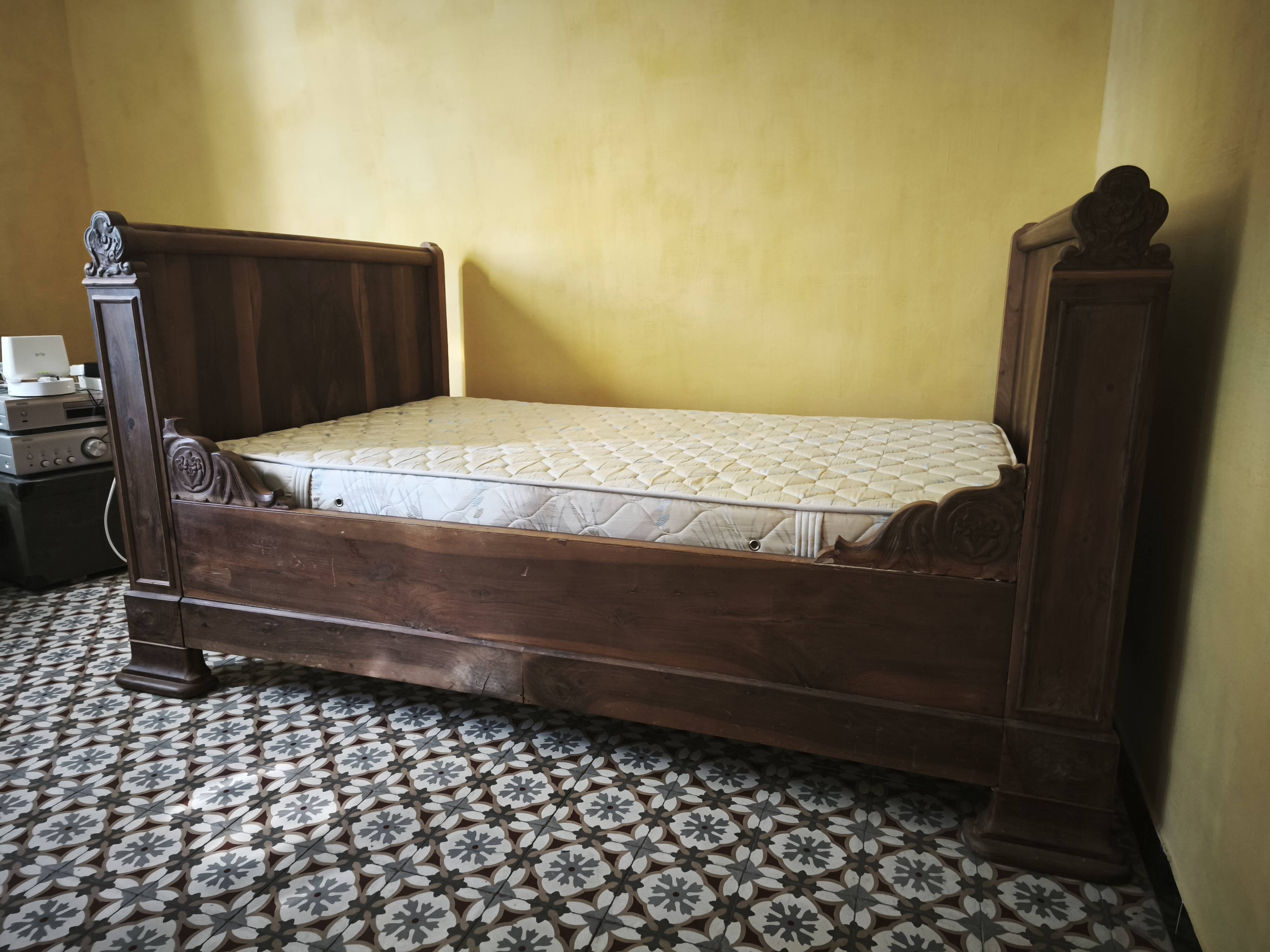 Ancien lit double en bois massif sculpté – décor floral et feuillagé – bell