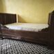 Ancien lit double en bois massif sculpté – décor floral et feuillagé – bell