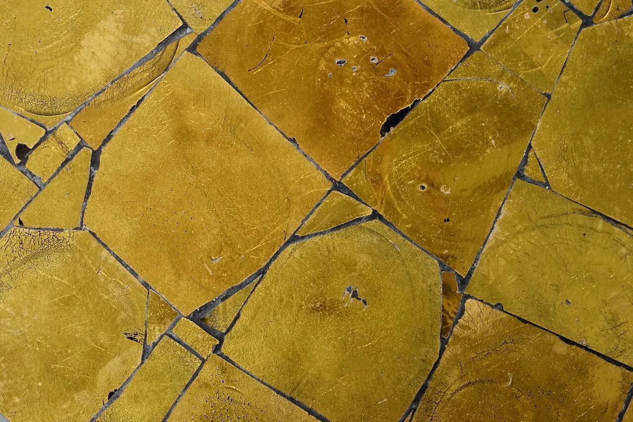 Table basse ornée d'une mosaïque à la feuille d'or 18 carats
