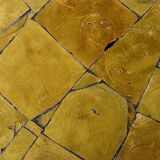 Table basse ornée d'une mosaïque à la feuille d'or 18 carats