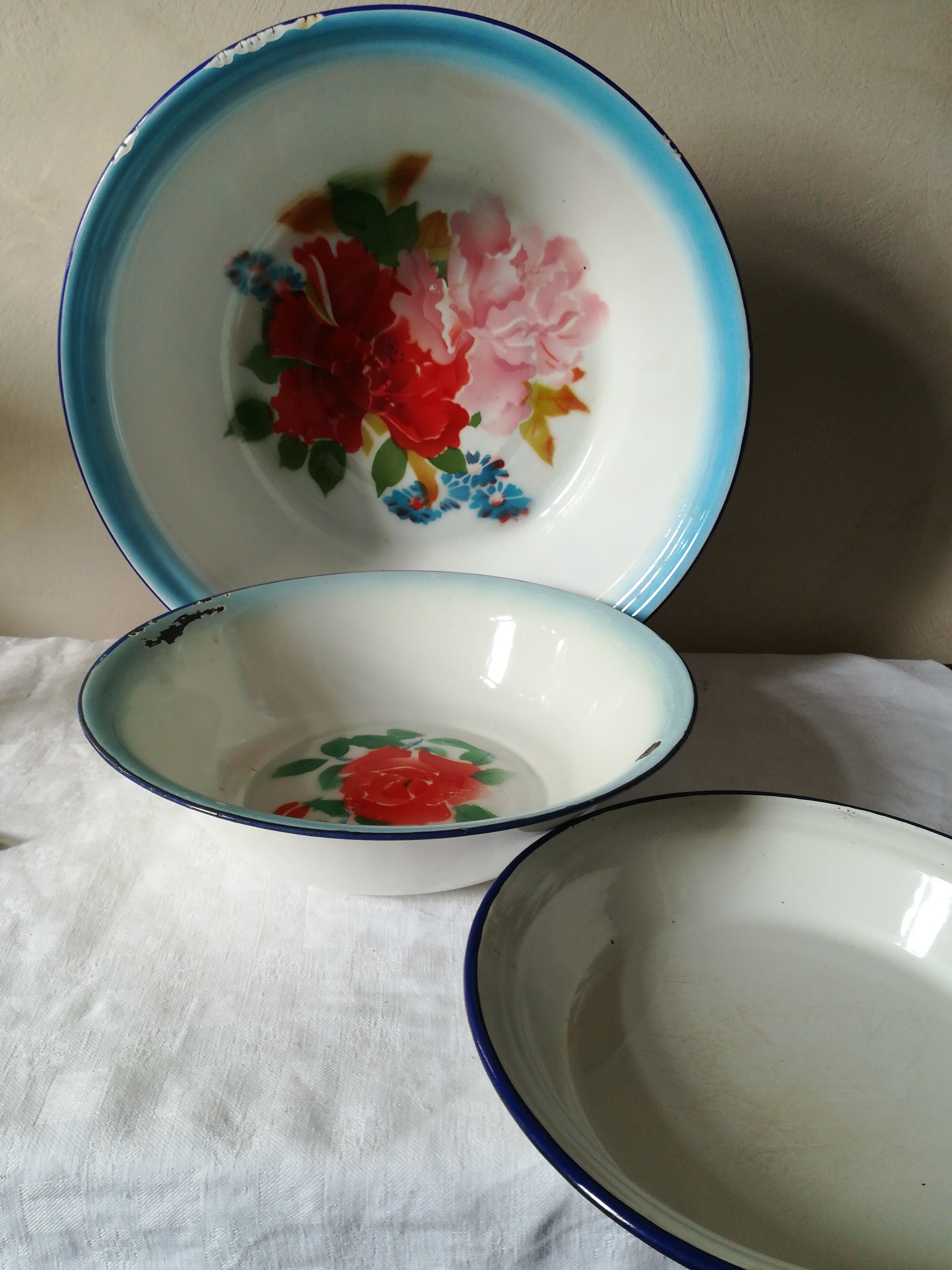 Set of 3 enameled sheet metal dishes