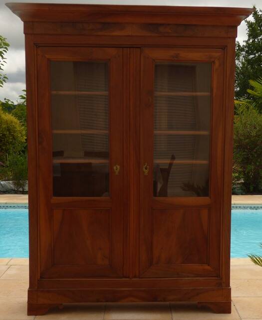 Chic old bookcase pegged in walnut with two glass doors and 5 shelves – Very good condition