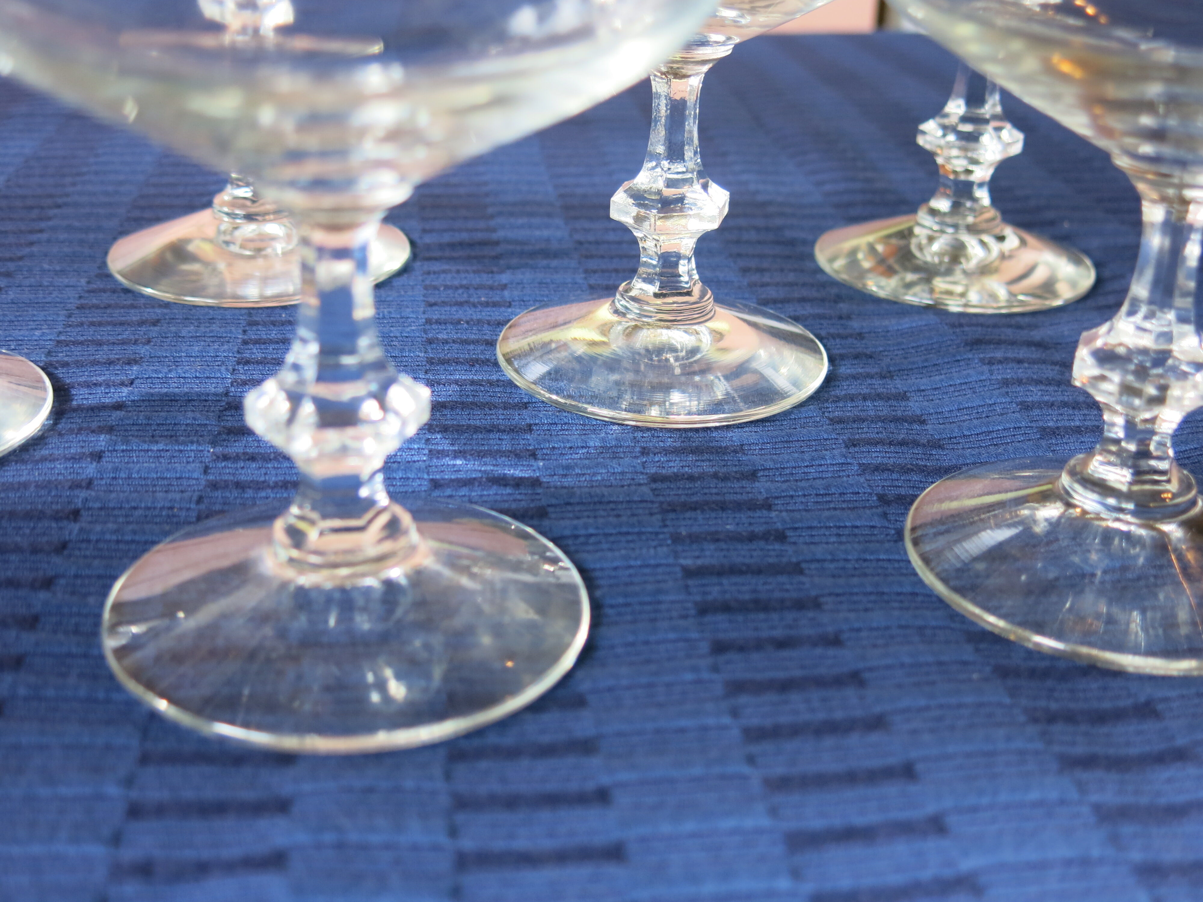 6 champagne or cocktail glasses in transparent glass in very good condition.