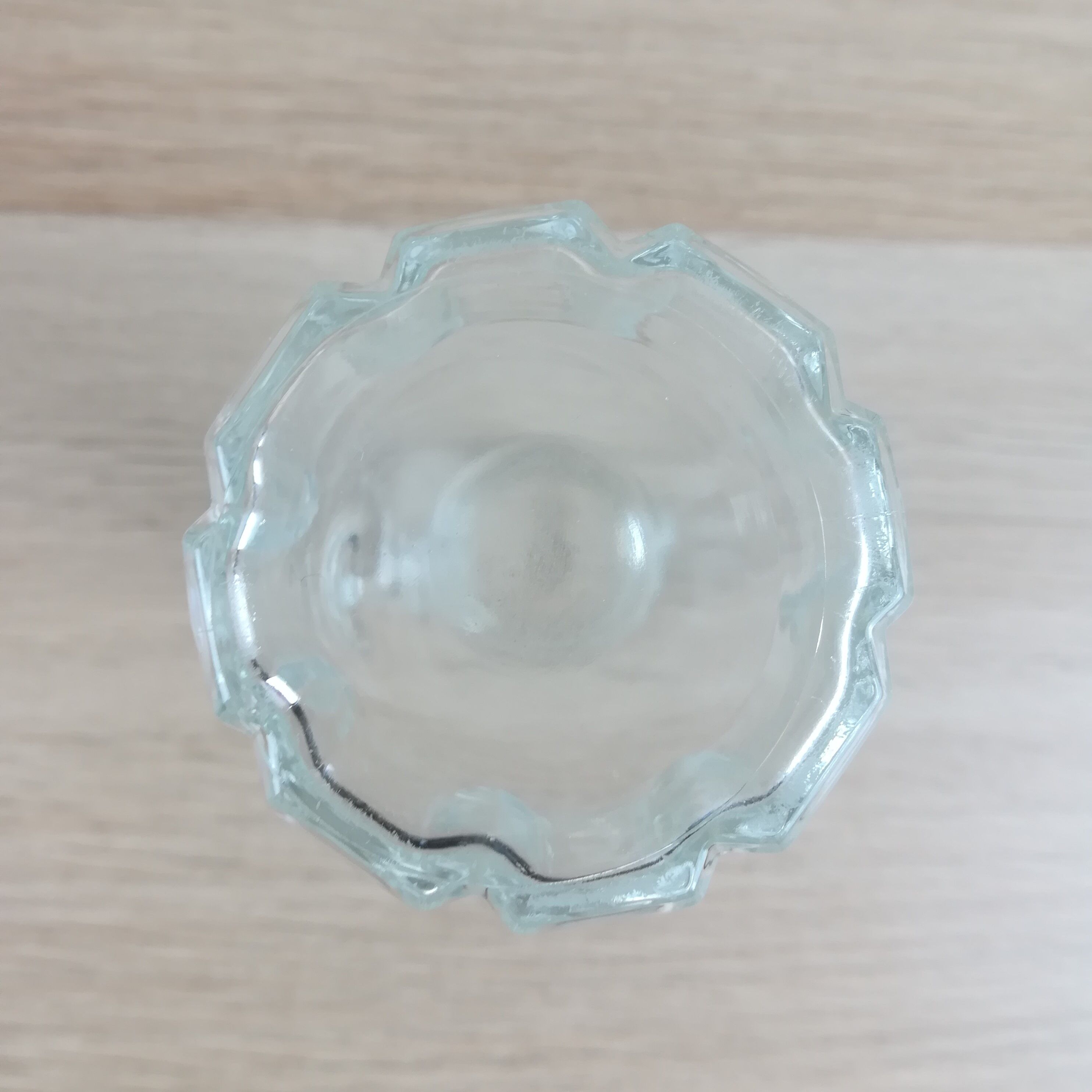 Glass decanter with handle