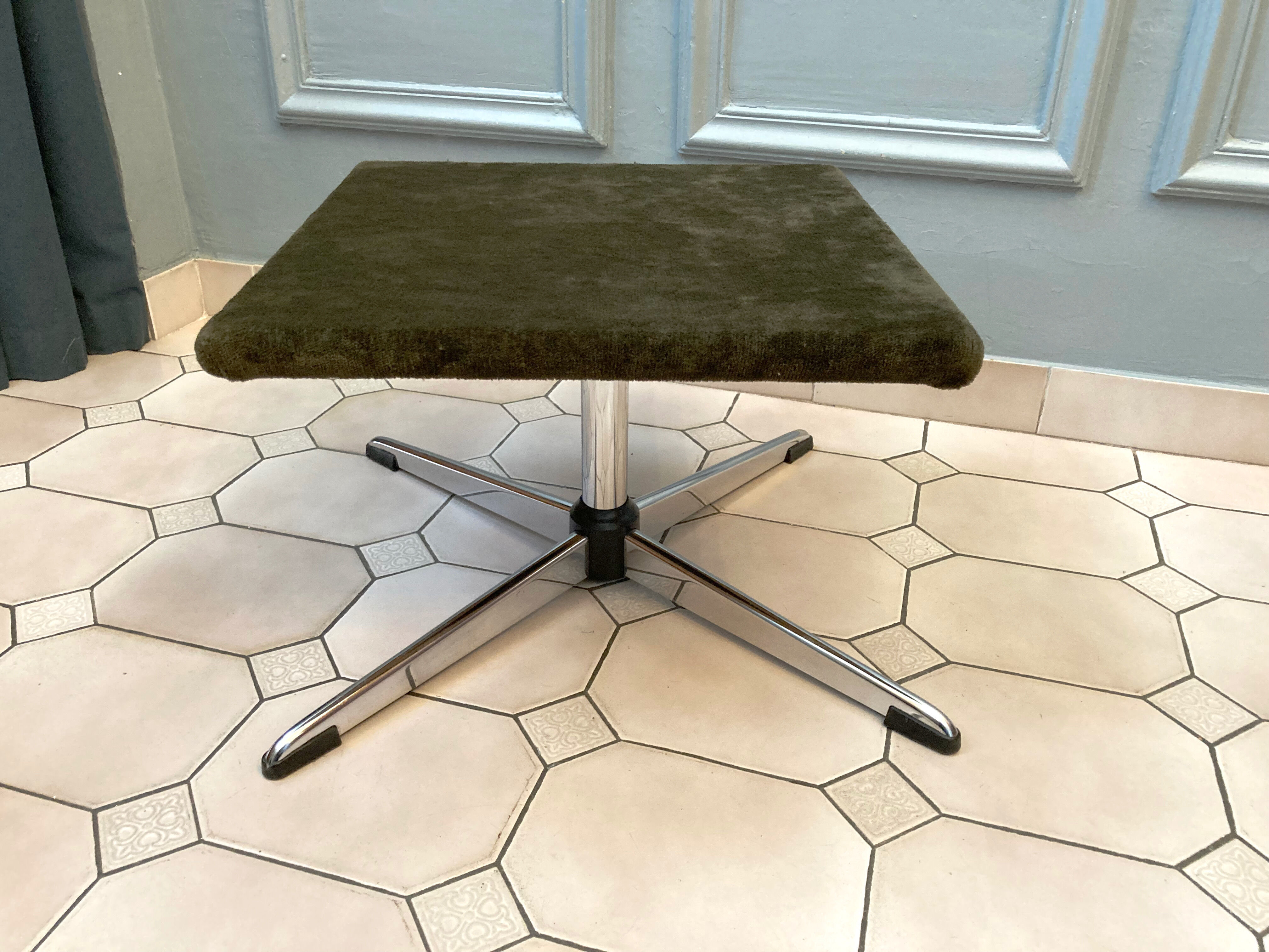 Ottoman vintage chrome and carpet