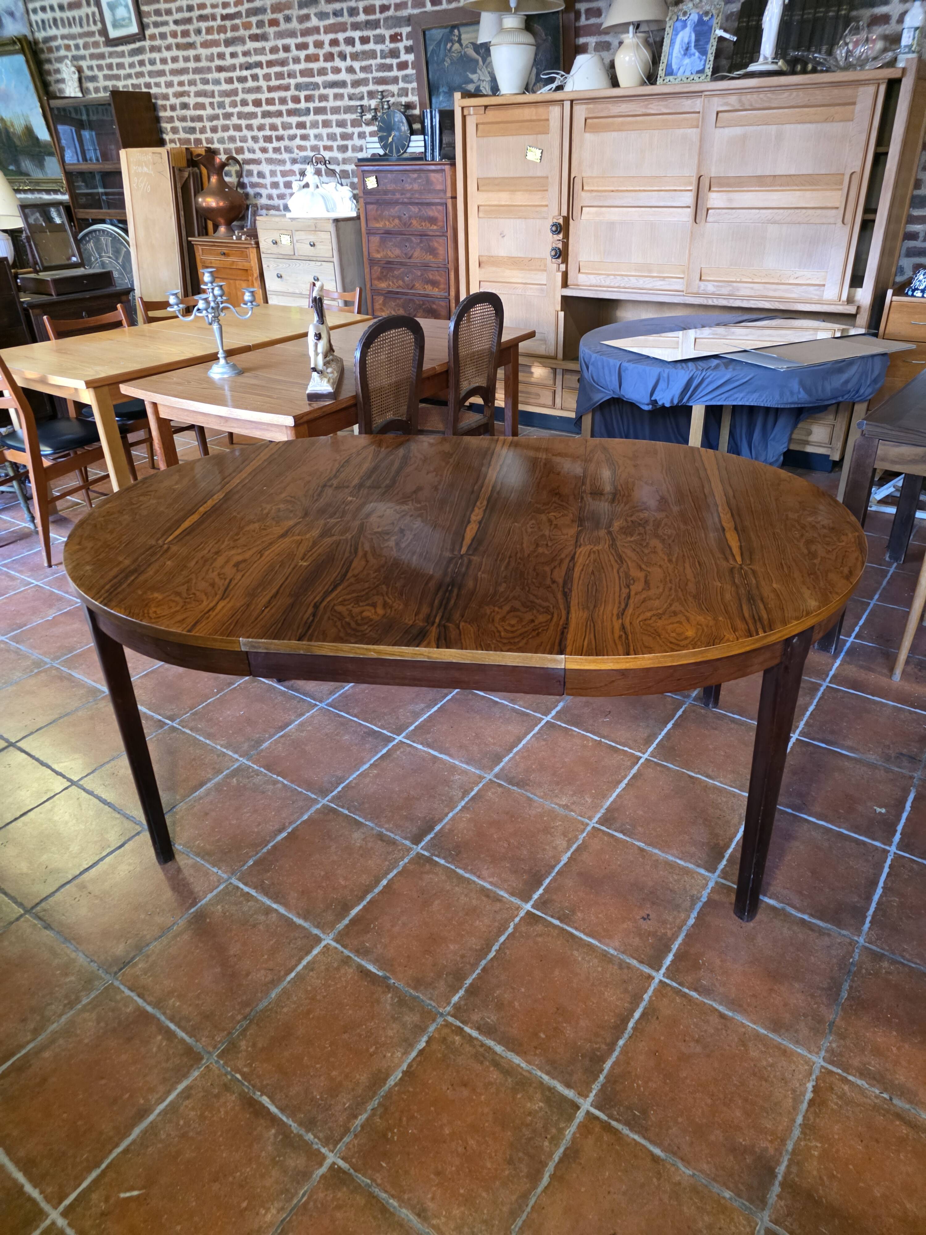 Scandinavian extendable table in rosewood from the 1960s, with 2 extensions.