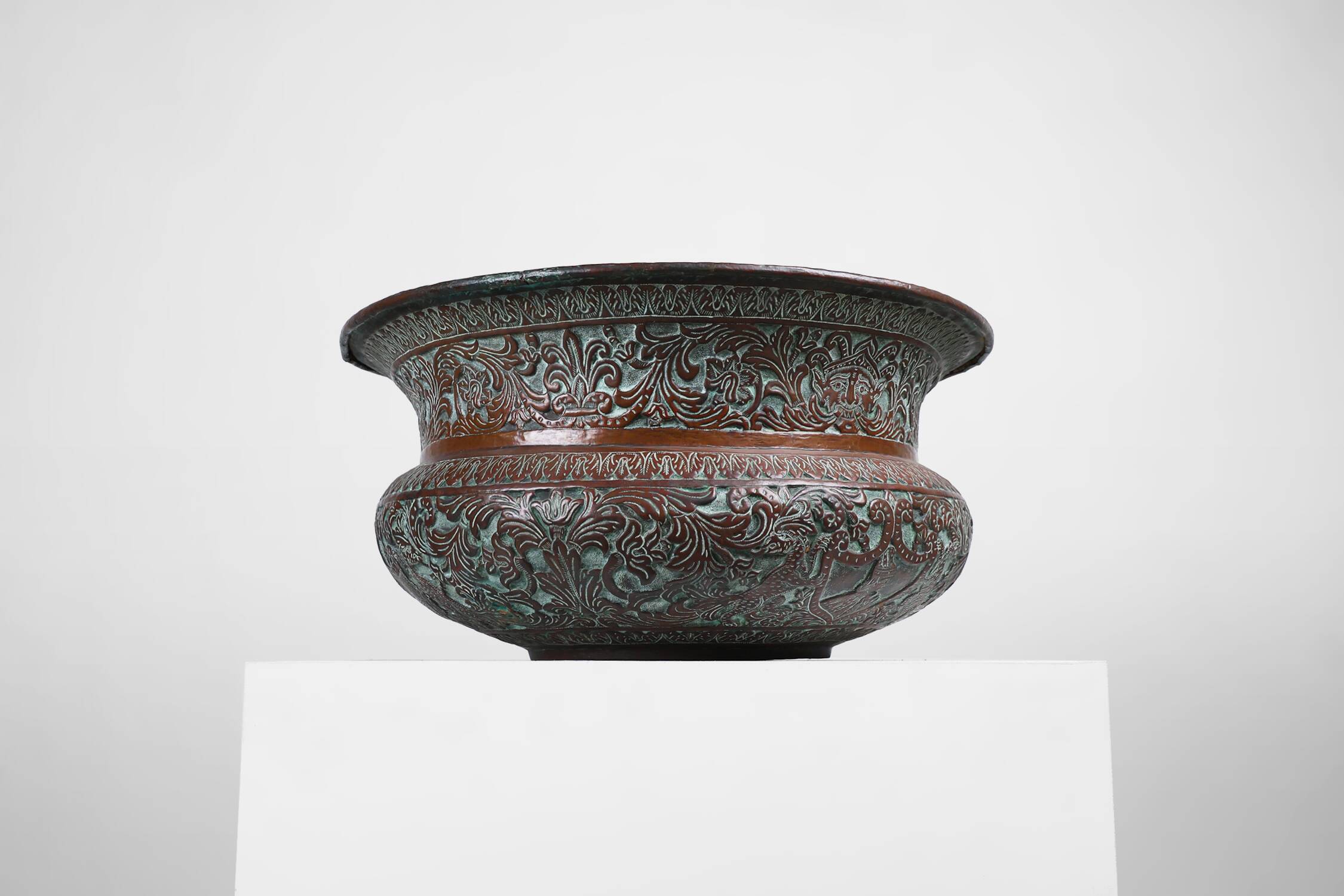 Cache-pot rond ottoman antique en cuivre gravé, vers 1850