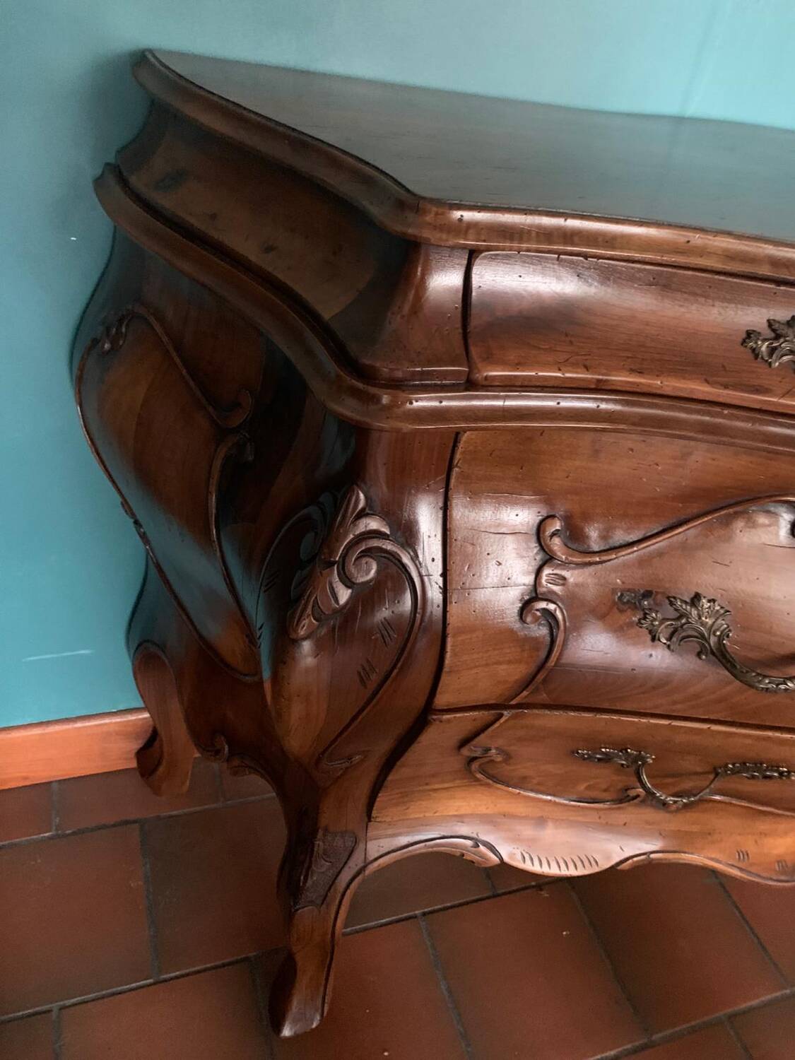 Walnut tomb chest of drawers