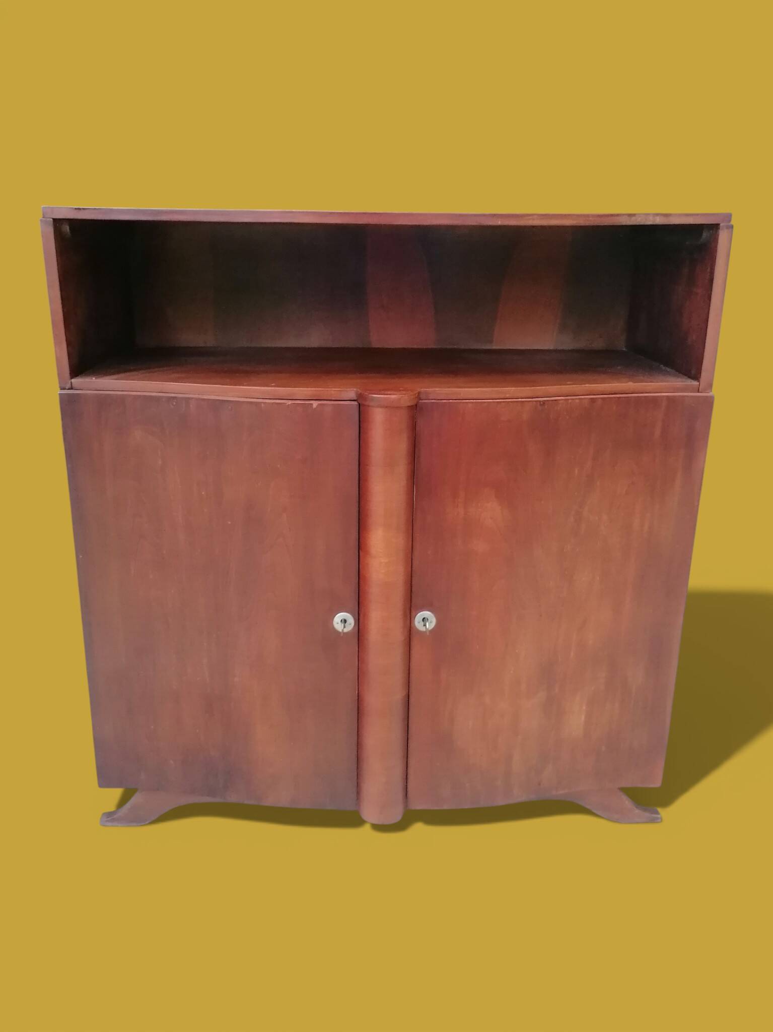 Petit buffet art déco en bois de plaquage.