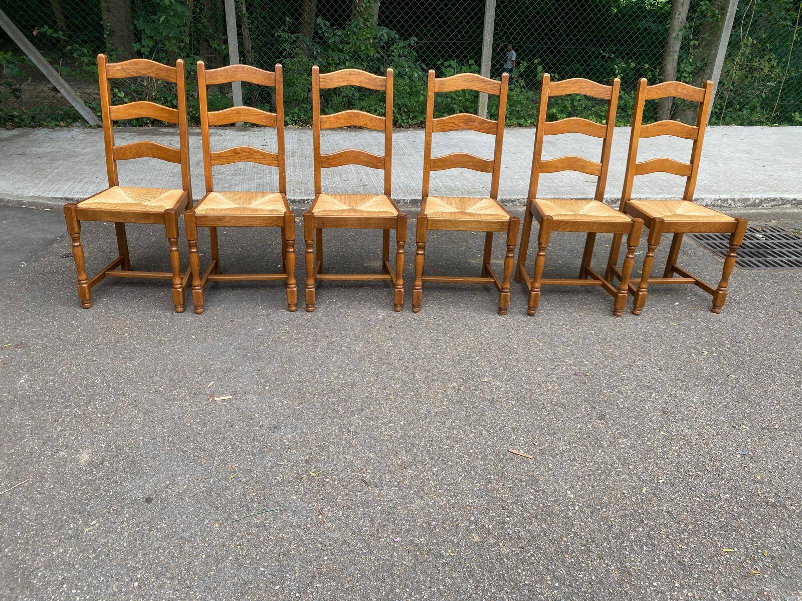 6 solid oak dining chairs with rush seats from the 1980s.