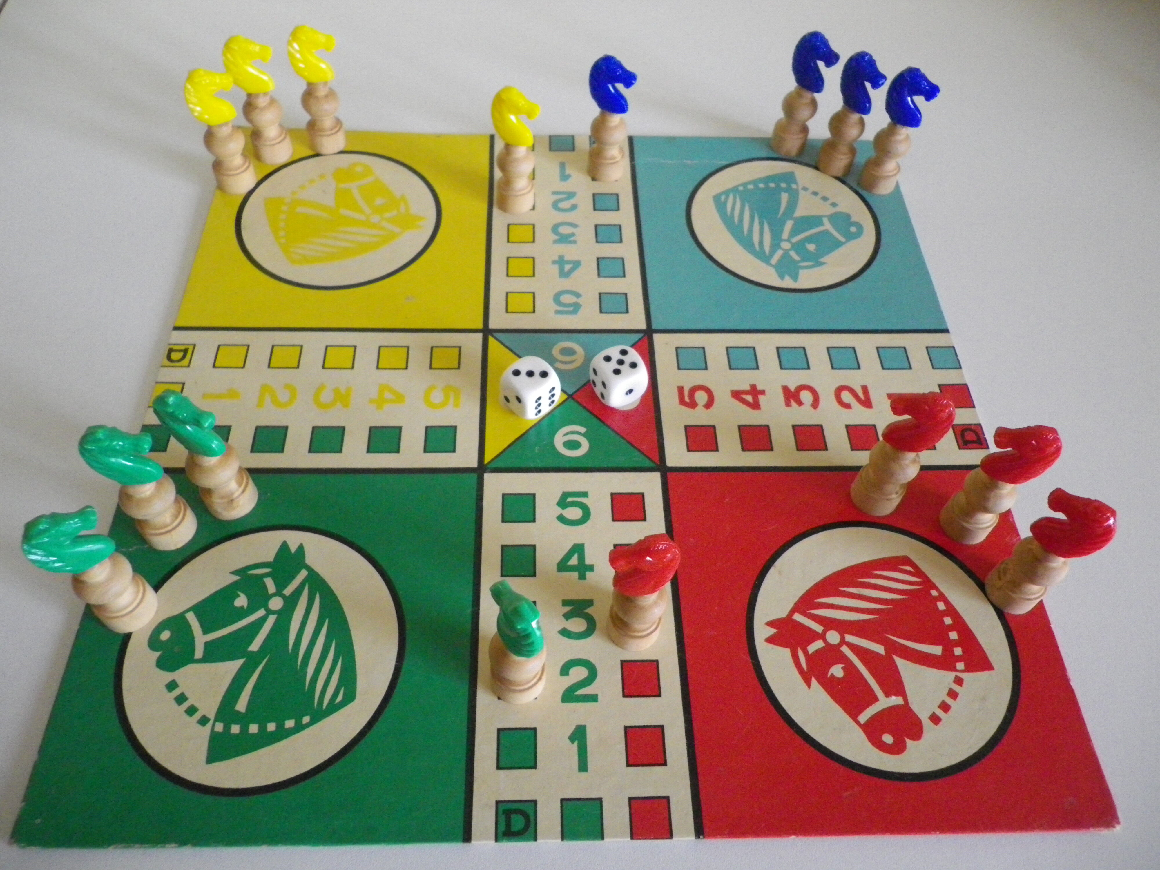 Old suitcase of board games, 7 games, - Rachez Paris -