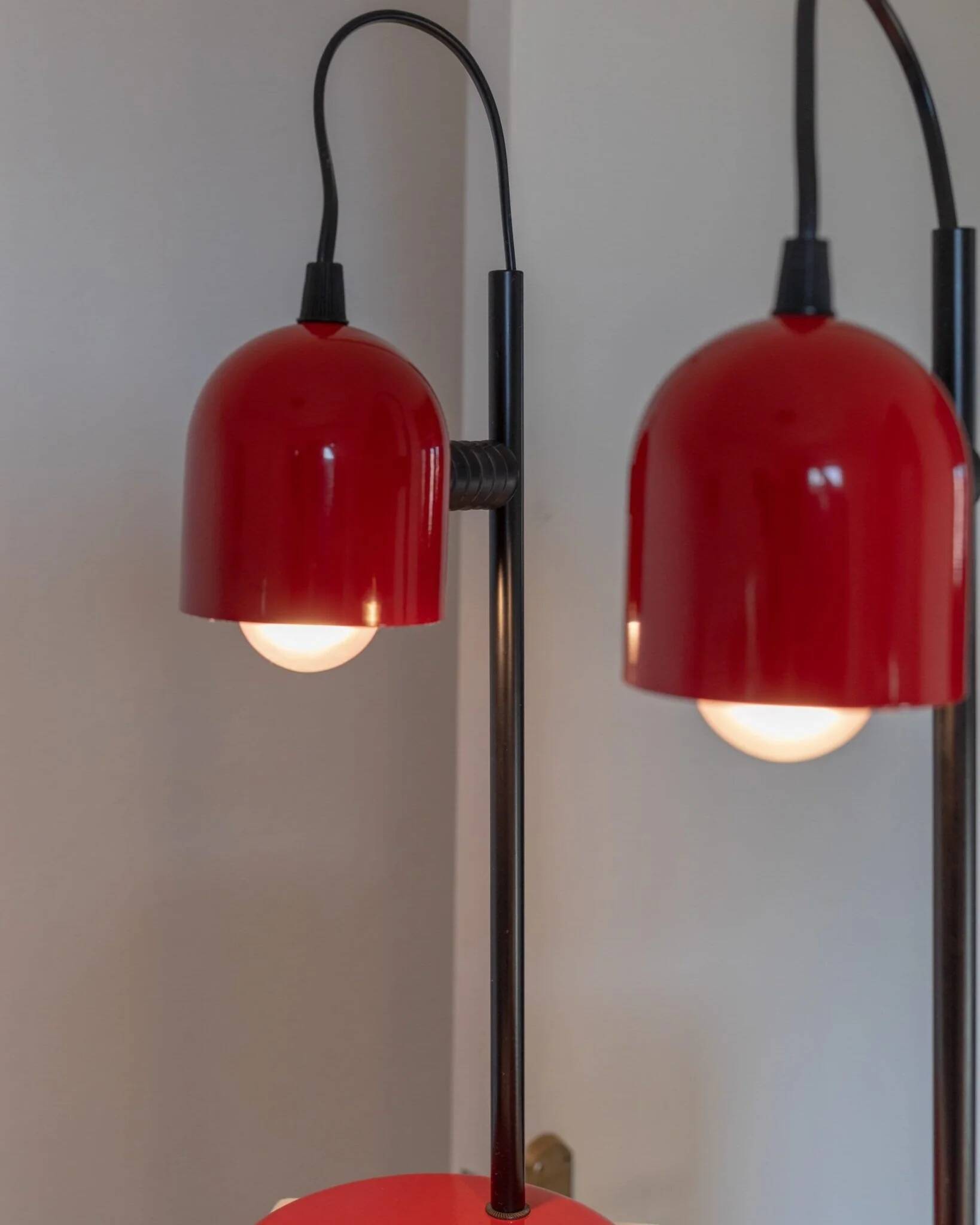 Set of 2 red metal table lamps with black stems, Memphis-Postmodern Italy 1980s