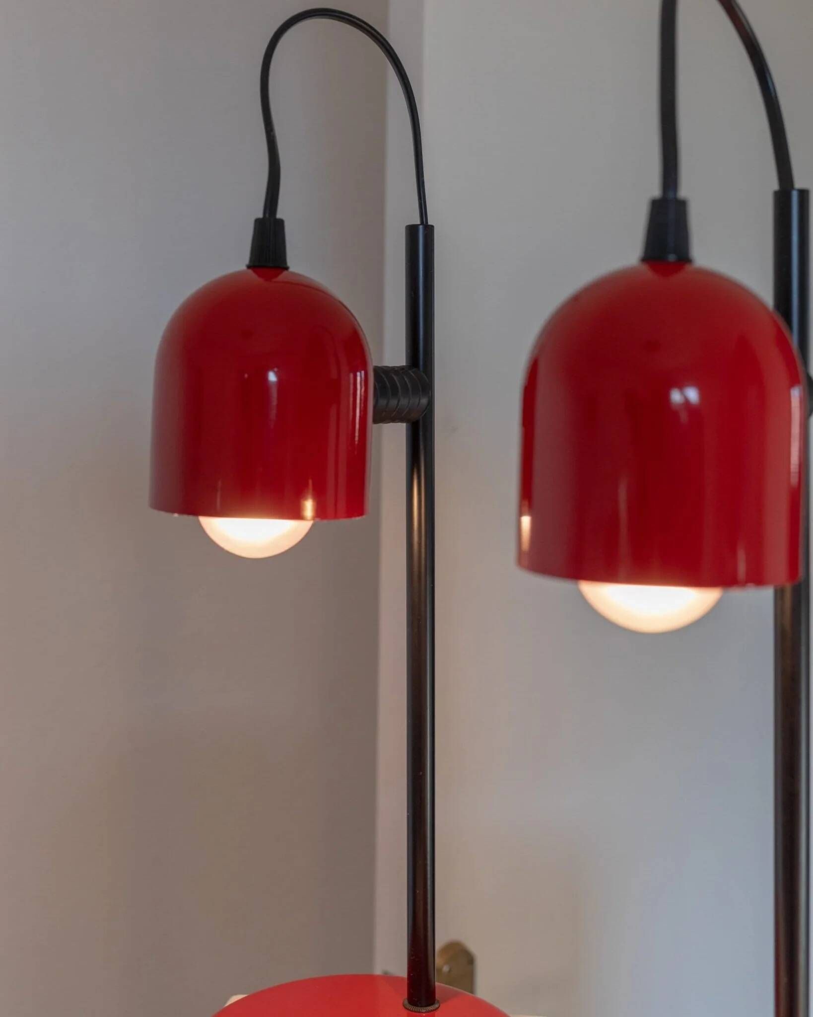 Set of 2 red metal table lamps with black stems, Memphis-Postmodern Italy 1980s