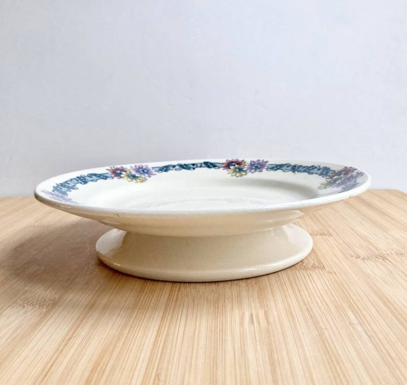 Footed plate / Longchamp / polychrome iron earth