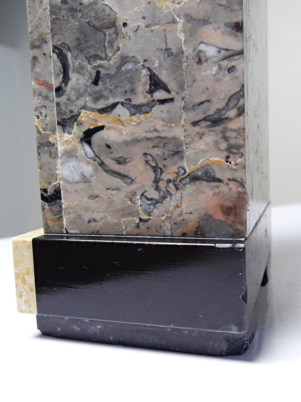 Pair of bookends, Art Deco fireplace decoration in antique marble from the 1920s-1930s.