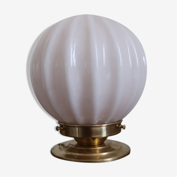 Lampe à poser globe opaline vintage