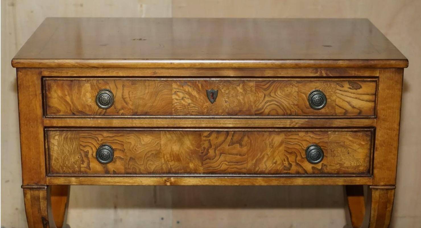 Paire de buffets vintage néoclassique en bois de ronce de chêne