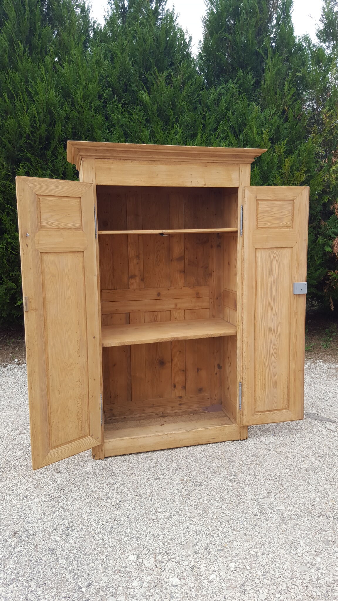 Armoire en sapin ancienne sablée brute