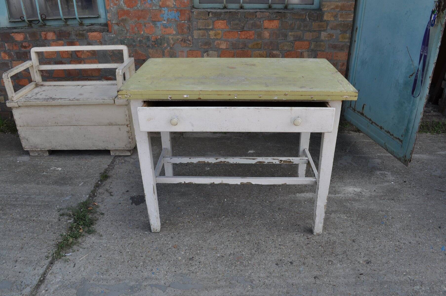 Rustic extendable dining table in white wood with an olive top, 1950s.