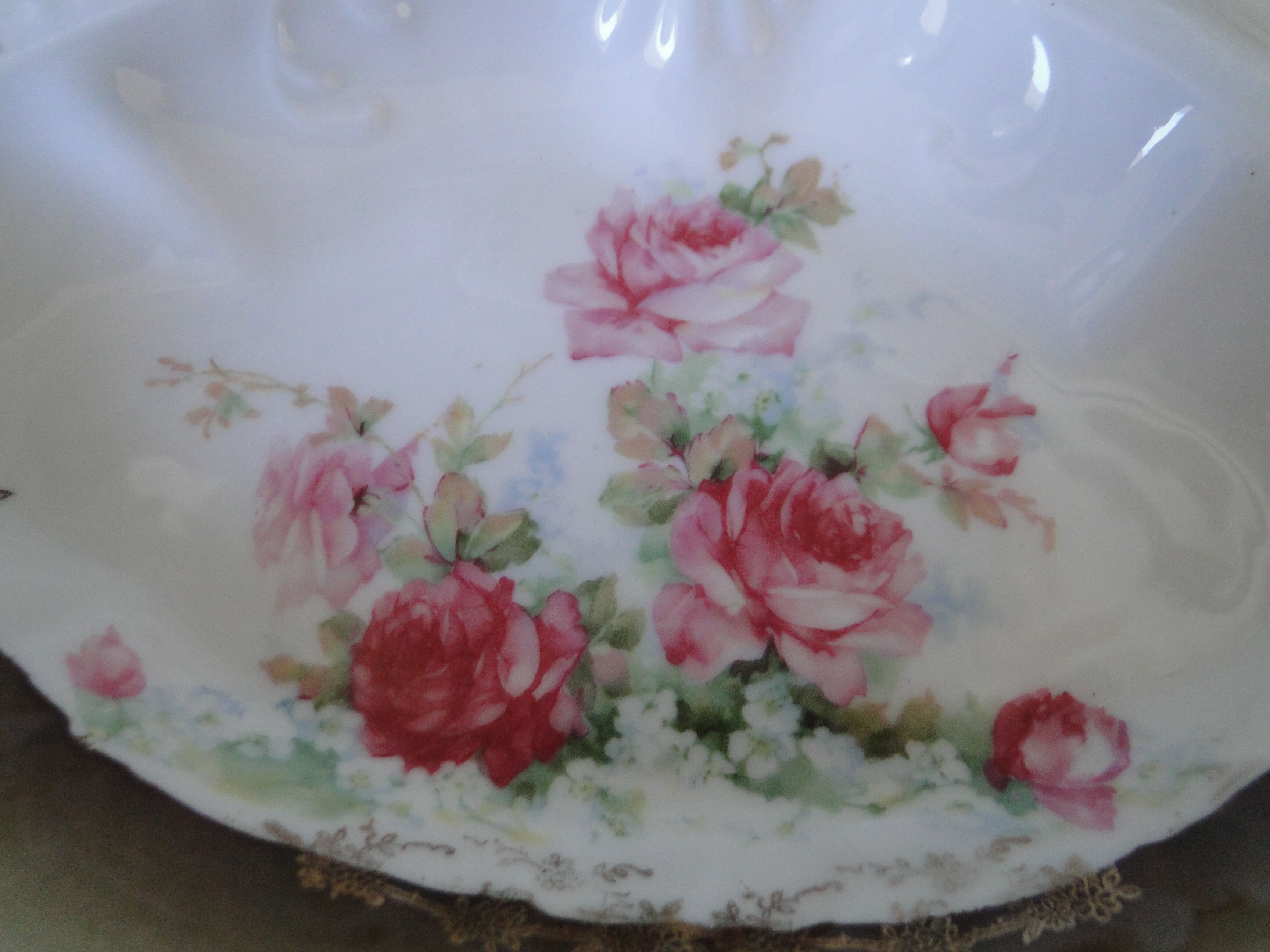 Servant beggar old porcelain 3 compartments small roses on white background