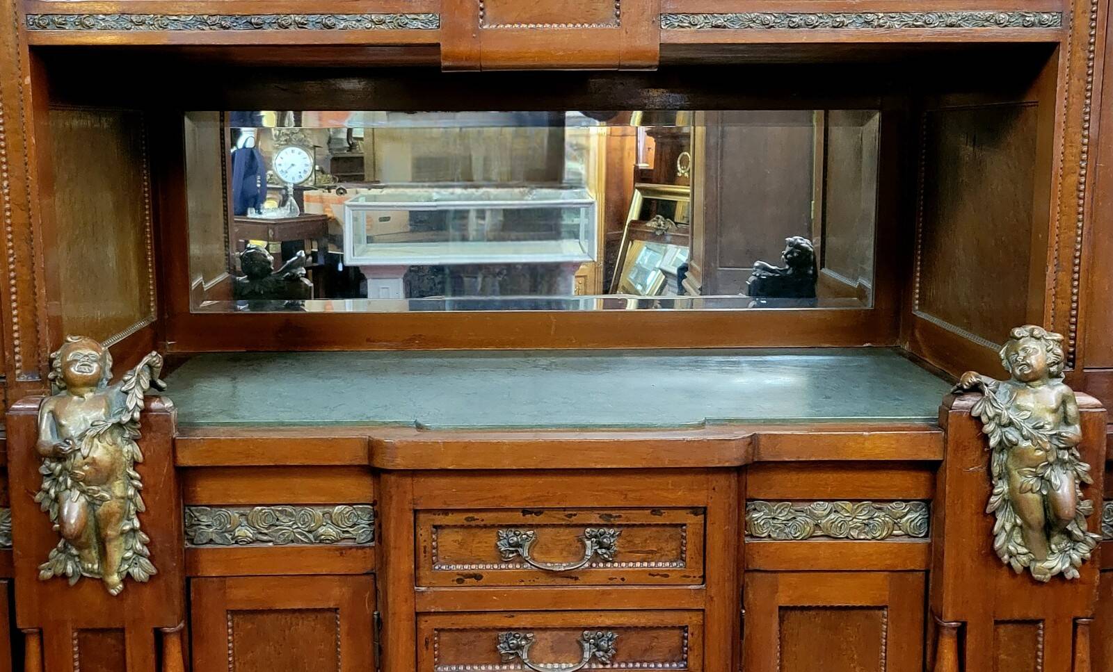 Buffet-vitrine Art nouveau aux putti, vers 1900