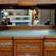 Buffet-vitrine Art nouveau aux putti, vers 1900