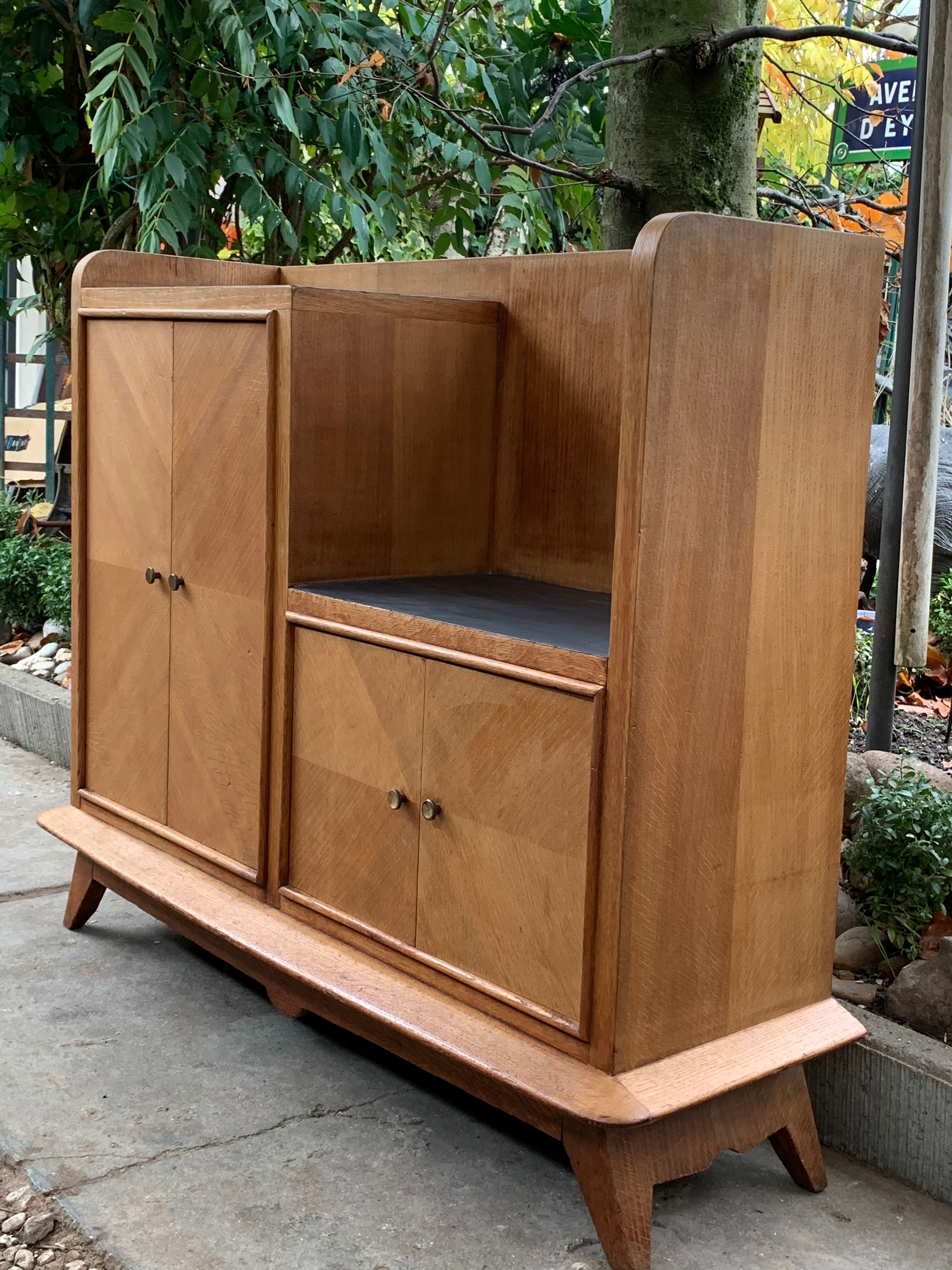 Buffet asymmetrical compass feet