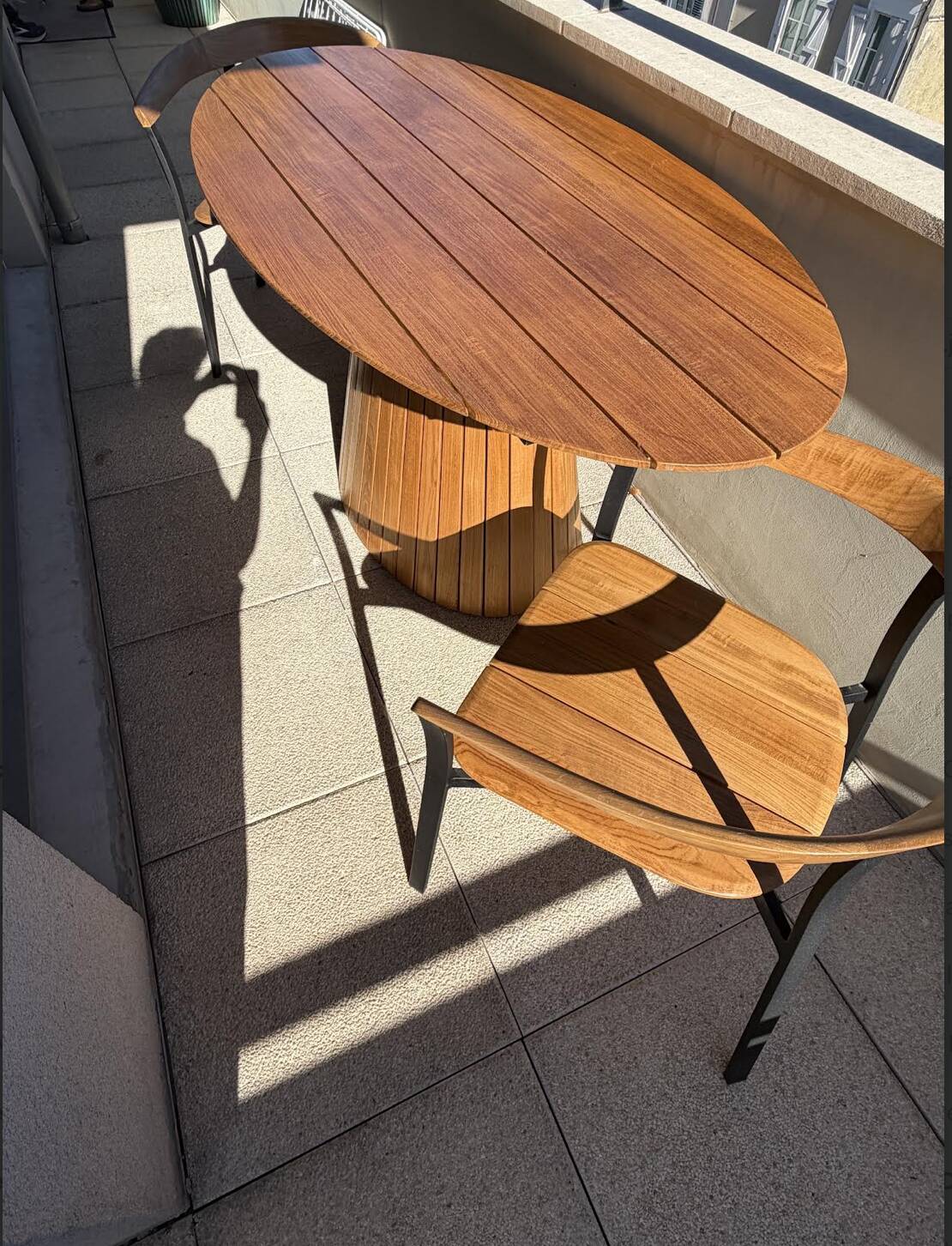 oval garden table with its 2 chairs